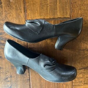 Hotter Comfort Concept Donna black leather retro pumps with kitten heels